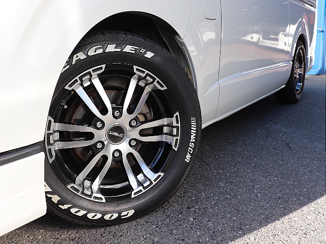 足回りには、Delf02　17インチAWナスカーホワイトレタータイヤをインストール