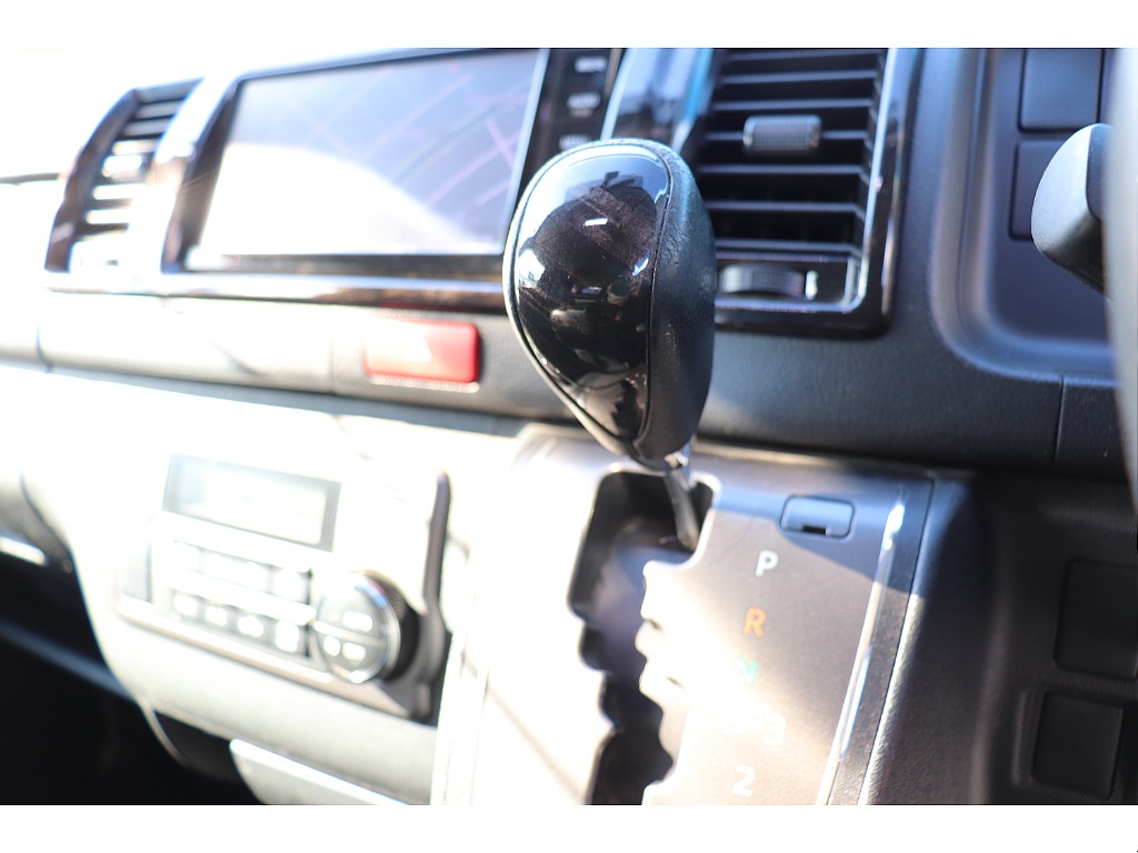 ハイエースの事なら専門店のフレックス福岡店へ！　現金を減らしにくいローン購入や、経費が使える法人様にぴったりのリースなどハイエースライフを始めるお手伝いをいたします！