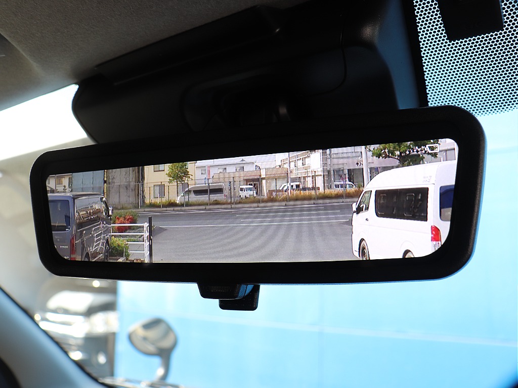 デジタルインナーミラーで荷物を積んだり、夜間の走行もクリアな視界に！