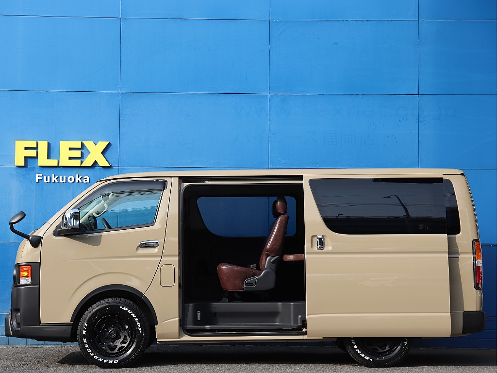 バンタイプの両側自動ドアで乗り降りもスムーズ！