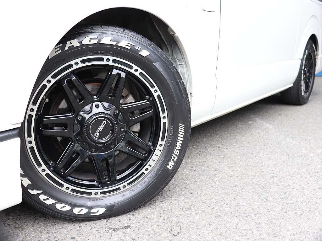 視覚的ローダウン効果のあるオーバーフェンダーを装着した足回りにはDelf04　17インチAWナスカーホワイトレタータイヤをインストール