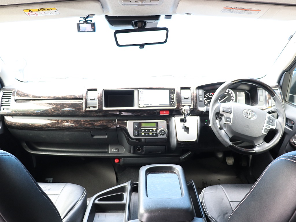 コックピット周りは、マホガニー調インパネ、コンビハンドル、シフトノブで高級感を演出！