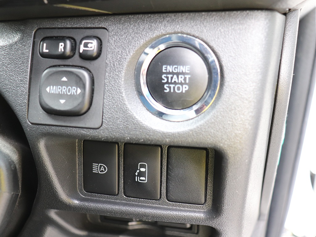 プッシュスタートスマートエントリー！自動ドアの開閉操作は運転席からも可能です◎