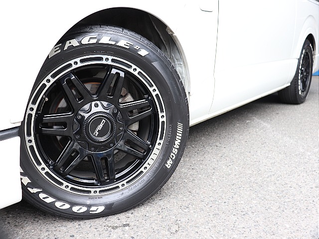 視覚的ローダウン効果のあるオーバーフェンダーを装着した足回りにはDelf04　17インチAWナスカーホワイトレタータイヤをインストール