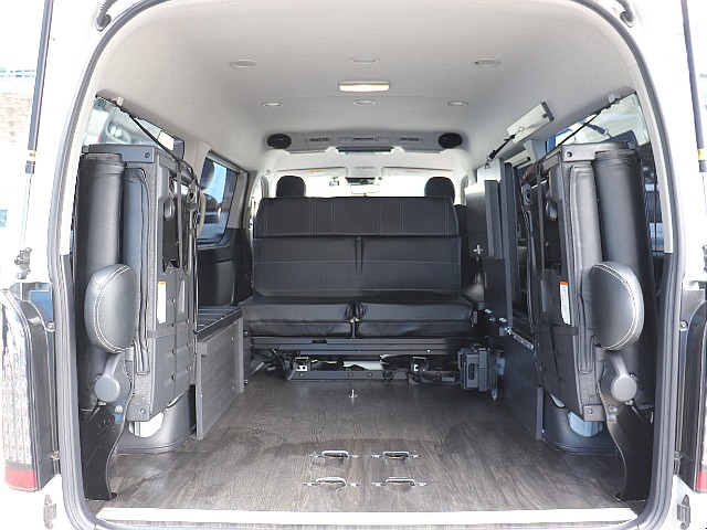 シートを跳ね上げる事によってより広いスペースを確保