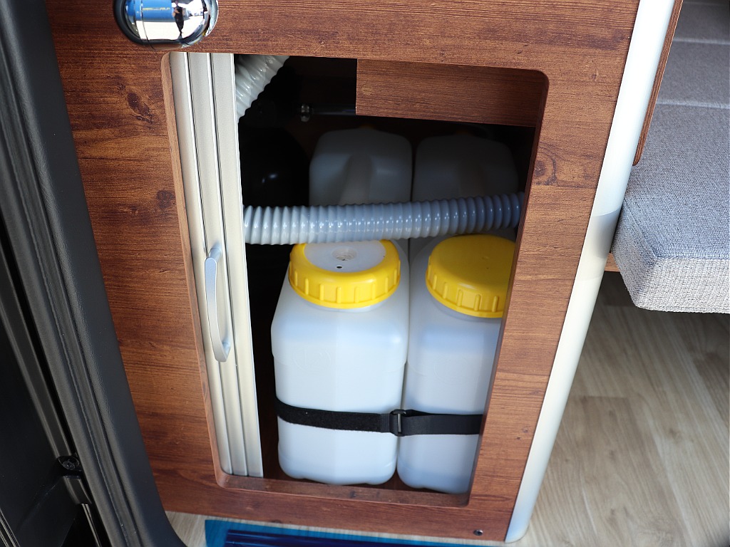 ハイエースの事なら専門店のフレックス福岡店へ！　現金を減らしにくいローン購入や、経費が使える法人様にぴったりのリースなどハイエースライフを始めるお手伝いをいたします！