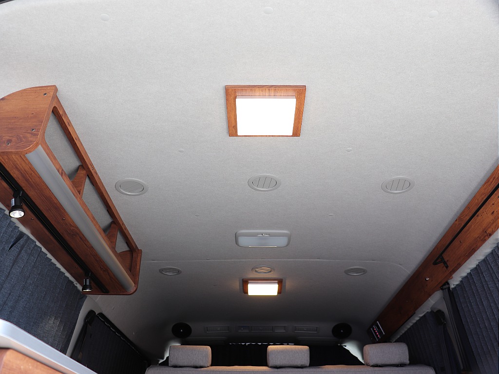 ハイエースの事なら専門店のフレックス福岡店へ！　現金を減らしにくいローン購入や、経費が使える法人様にぴったりのリースなどハイエースライフを始めるお手伝いをいたします！