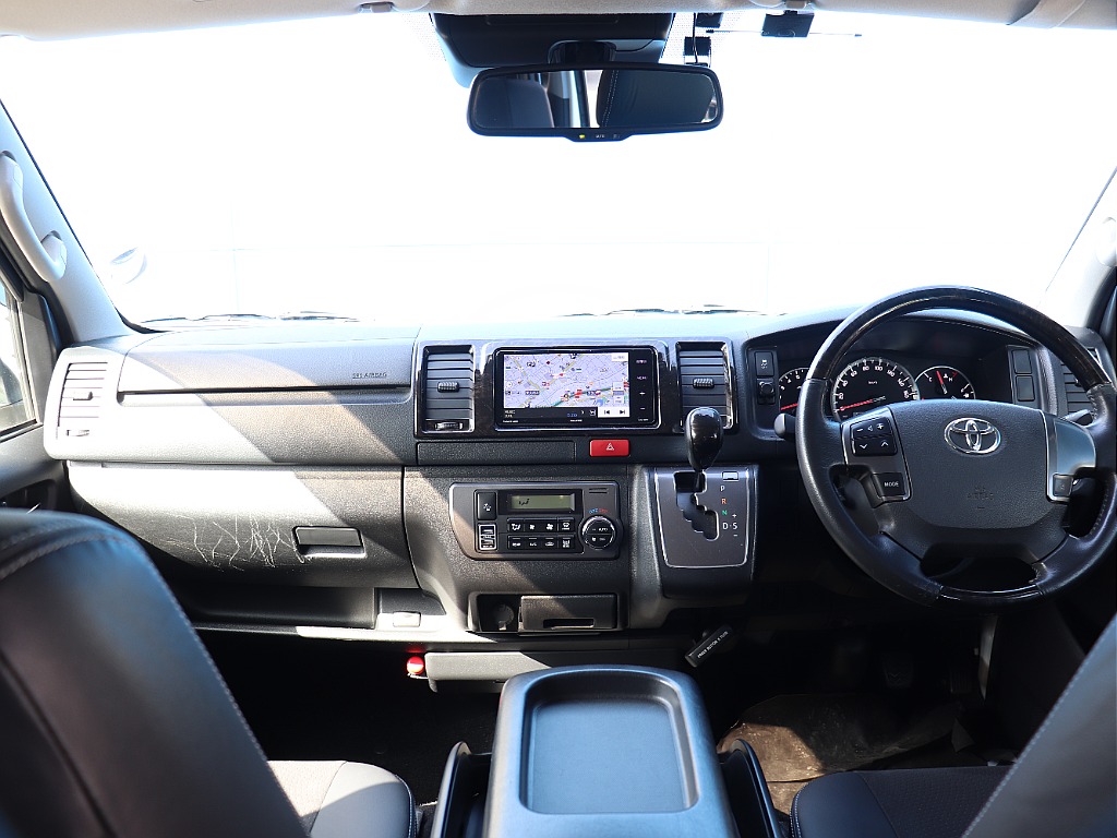 トヨタ ハイエースバン(2枚目)