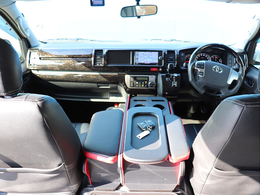 センターコンソールボックスがついており小物やドリンクをすっきり整理でき車内空間を快適で機能的に演出！