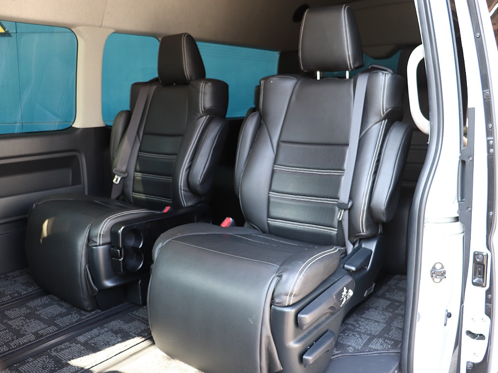 後部座席　キャプテンシート