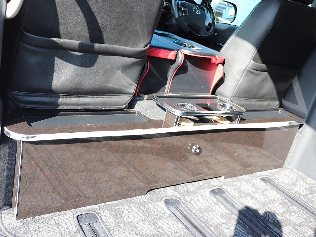 後部座席にもドリンクホルダー付き♪