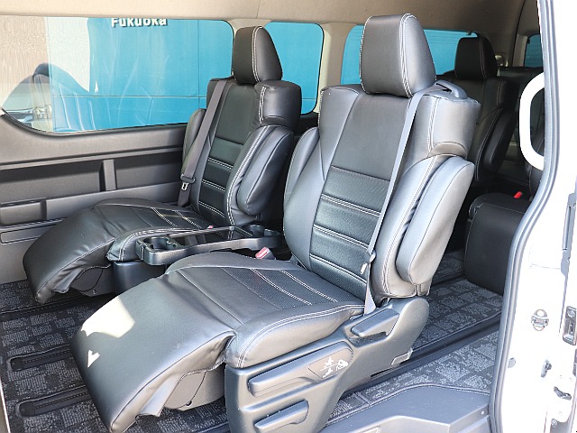 キャプテンシート採用で長時間ドライブでも足の負担を軽減！