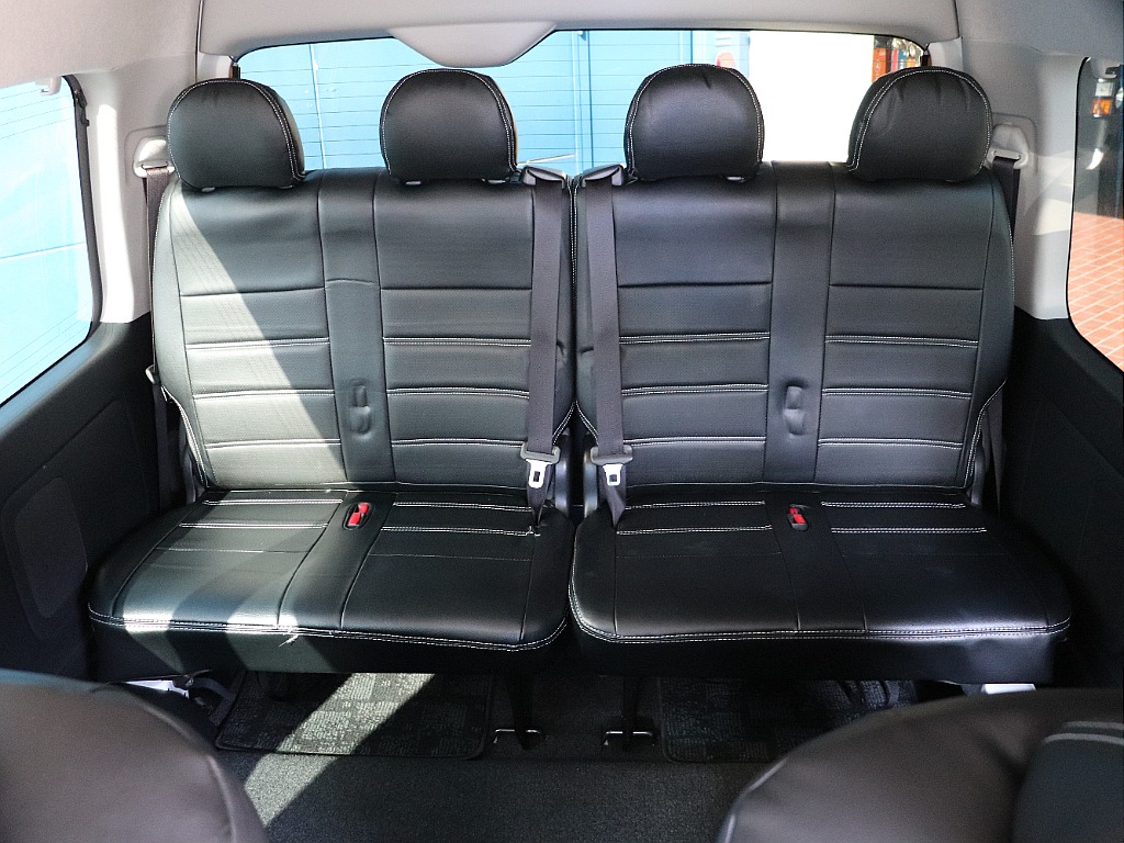 一番後ろも最大4名まで座れて大人数でのドライブも快適に！