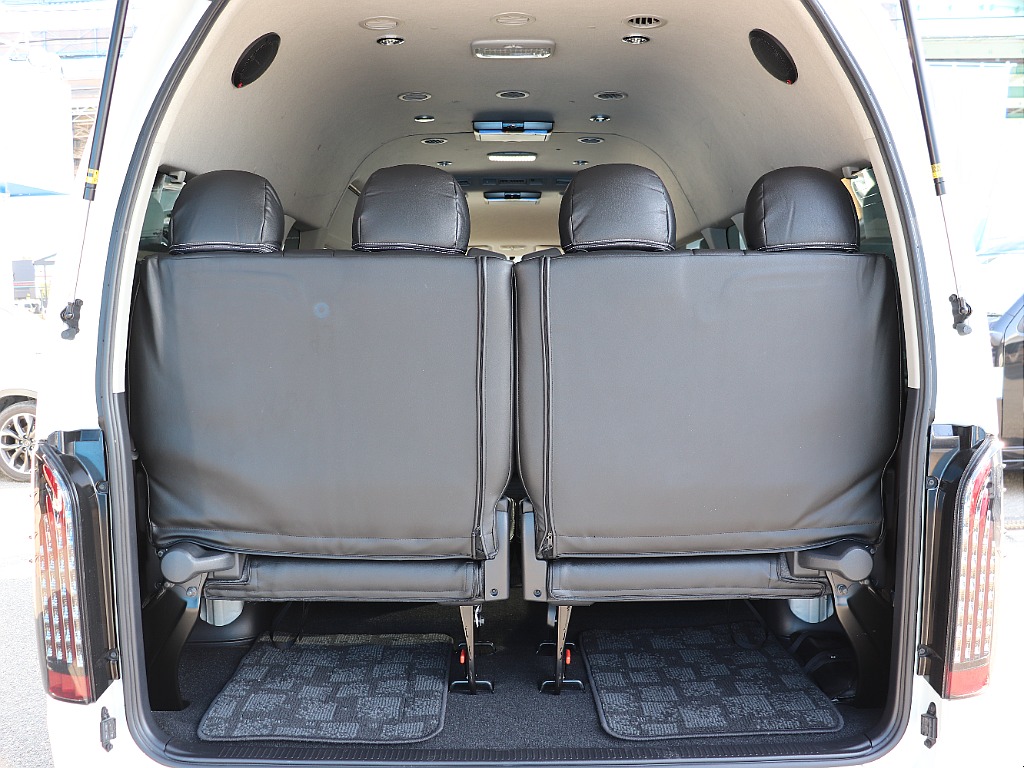 全席同じシートカバーで統一感ある車内に！