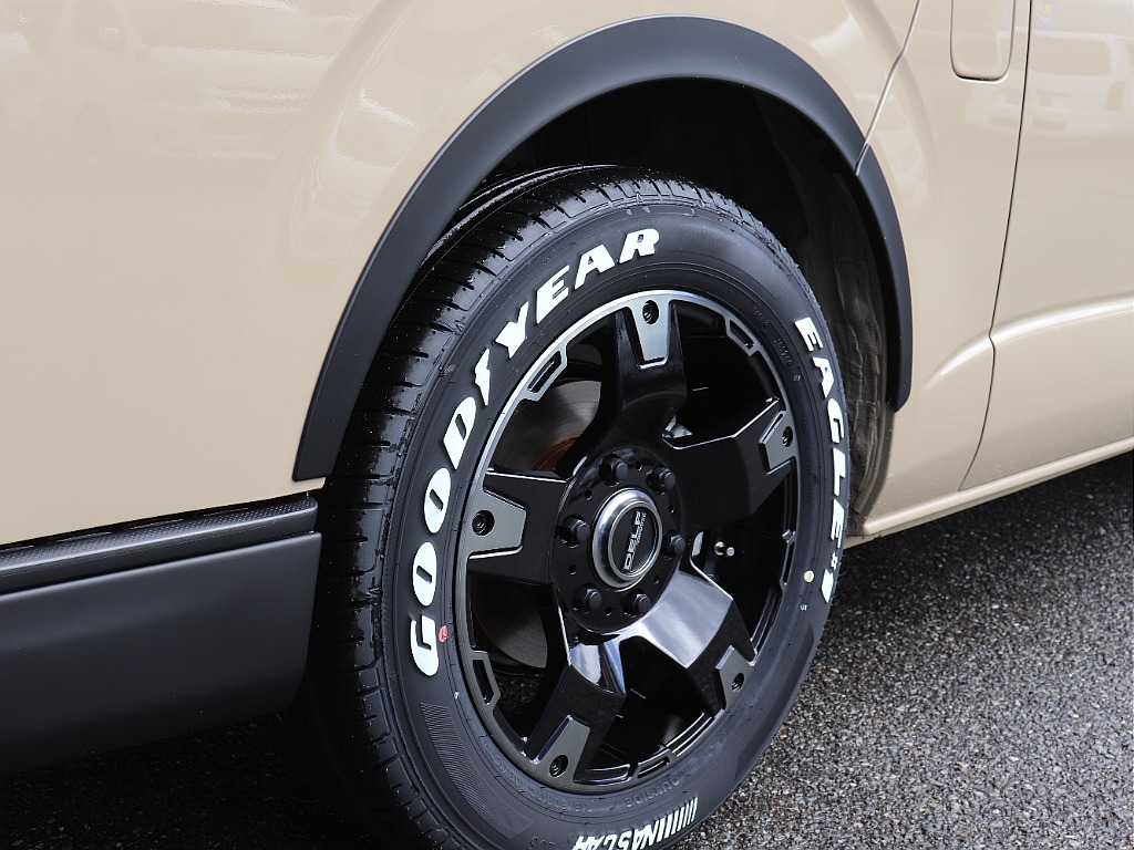 視覚的ローダウン効果のありオーバーフェンダーを装着した足まわりには、ナスカーホワイトレタータイヤDelf03　17インチAWインストール！