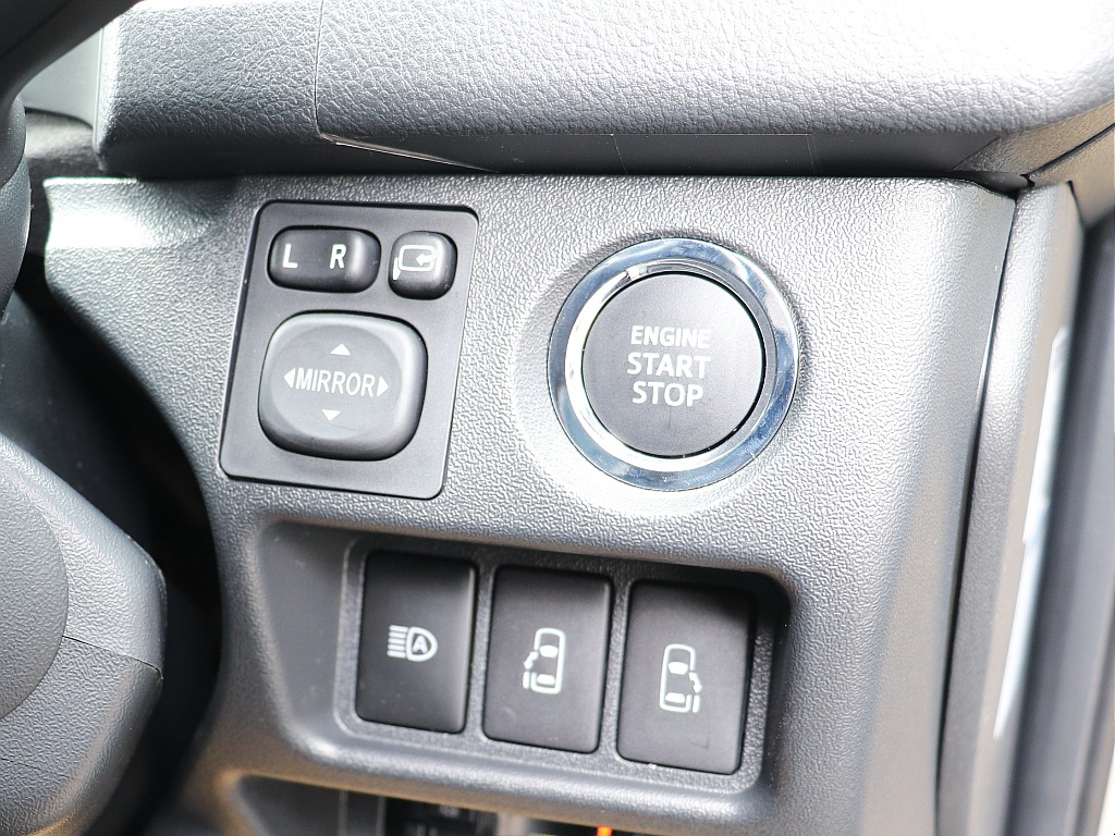 プッシュスタートスマートエントリー！自動ドアの開閉操作は運転席からも可能です◎