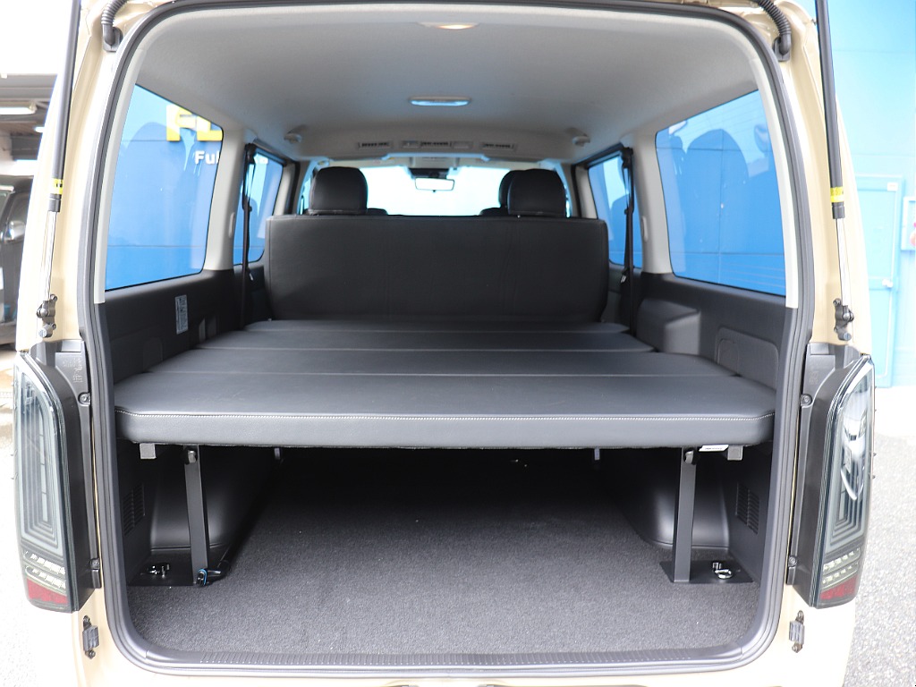 後部にはベッドキット設置されているので車中泊にも対応可能です♪