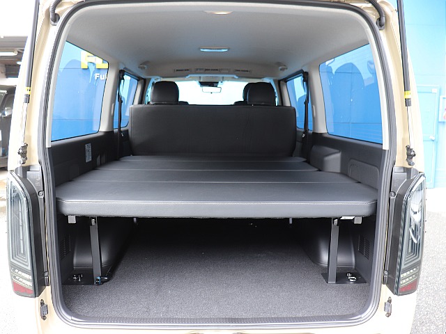 後部にはベッドキット設置されているので車中泊にも対応可能です♪