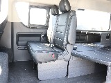 剥き出しの骨組みには、木目調フットパネルを装着することによって、商用車感をなくしました！