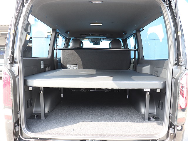 ベッドキット付きで長距離ドライブや車中泊で快適な空間に！