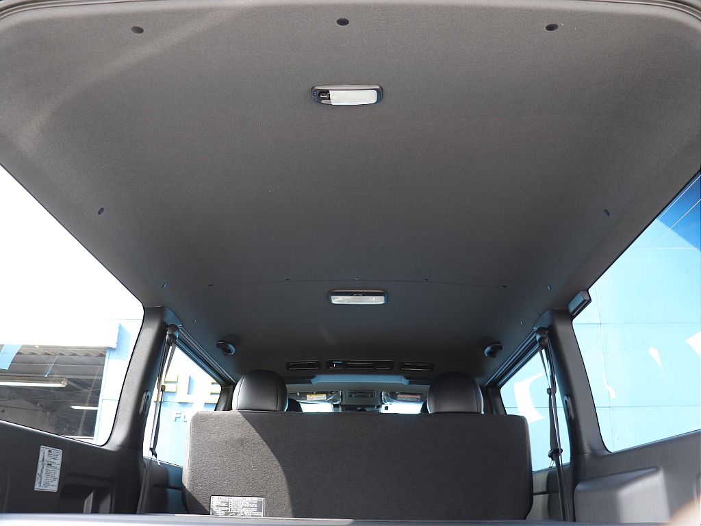 室内LED灯で夜間の荷物の積み下ろしも快適！