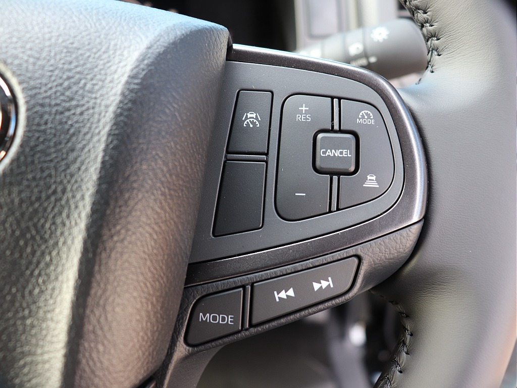 曲やテレビのチャンネル変更もハンドルについてるスイッチで走行中も安全に変更可能！