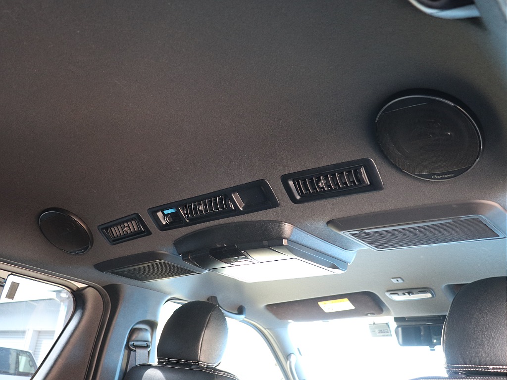 ルーフスピーカーは後部の方まで音を届けます♪