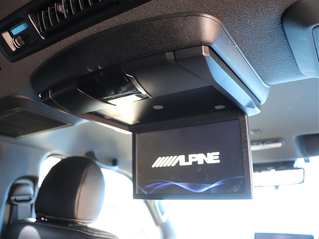 後席モニター搭載！後部ゲストも退屈させません♪