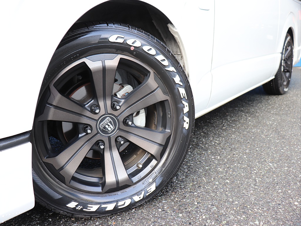 足回りには、バルベロアーバングランデ17インチ、ナスカーホワイトレタータイヤをインストール