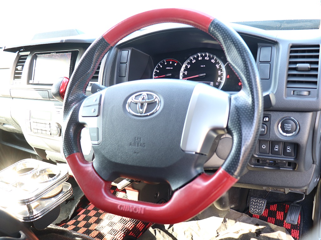 ハンドルにワンポイントで赤の配色があり、より統一感のあるインテリアに♪