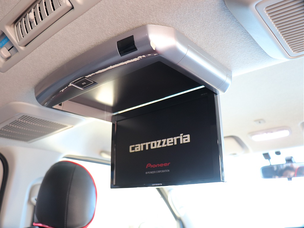 カロッツェリアフリップダウンモニターが装備されており、後部でも退屈させません♪