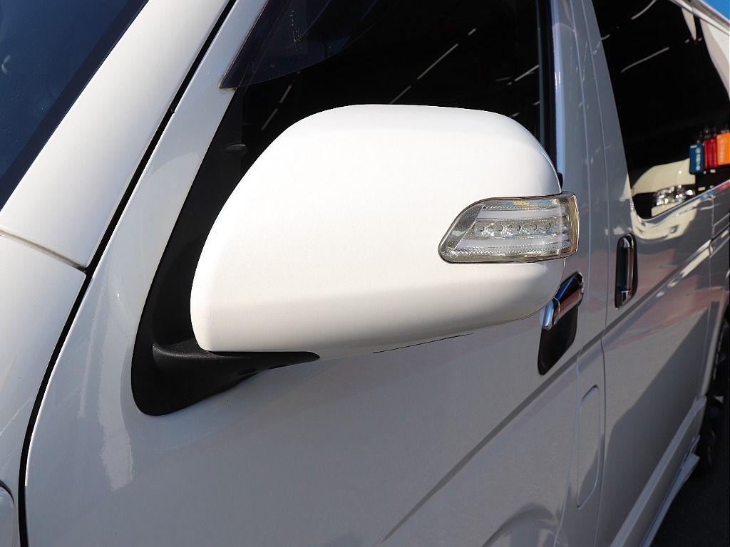 アンダーミラーボディ同色で細部まで美しく。