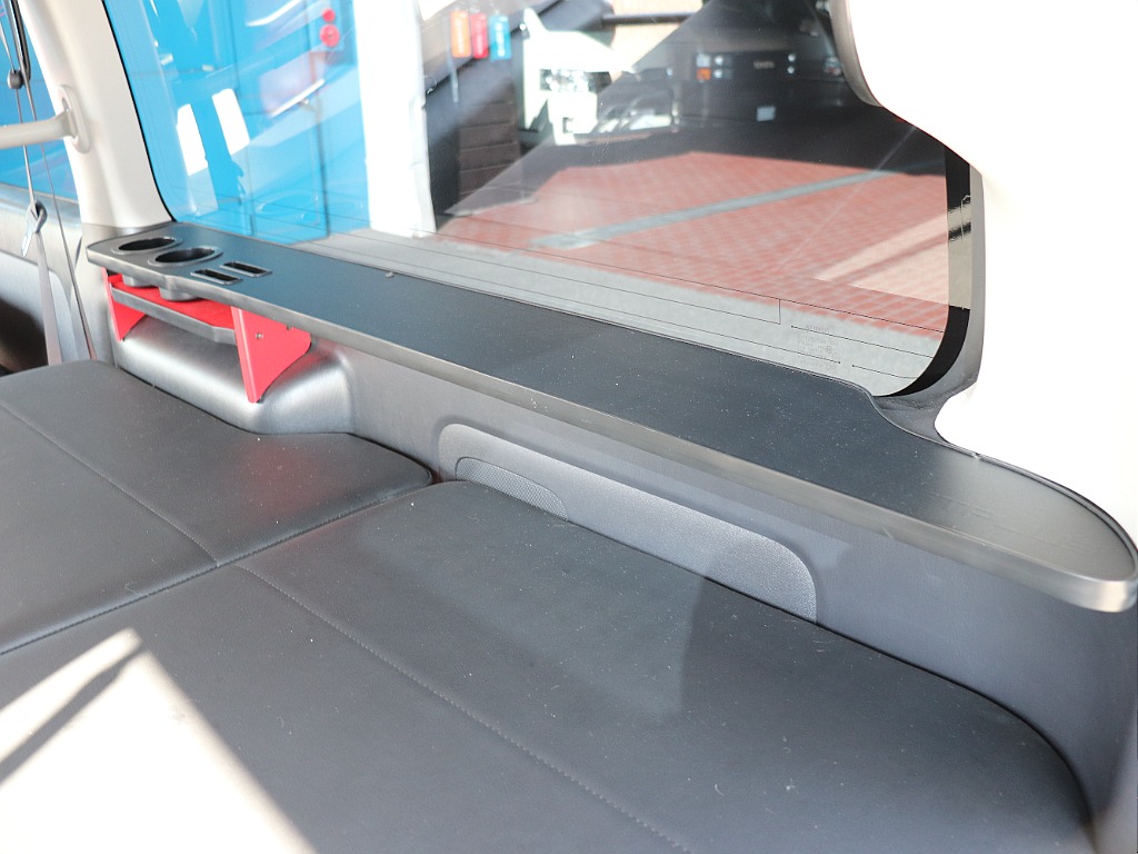 横にドリンクホルダー付きで小物置きなどに♪