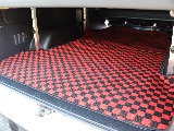赤×黒の荷室マットでオシャレで統一感のある車内に♪