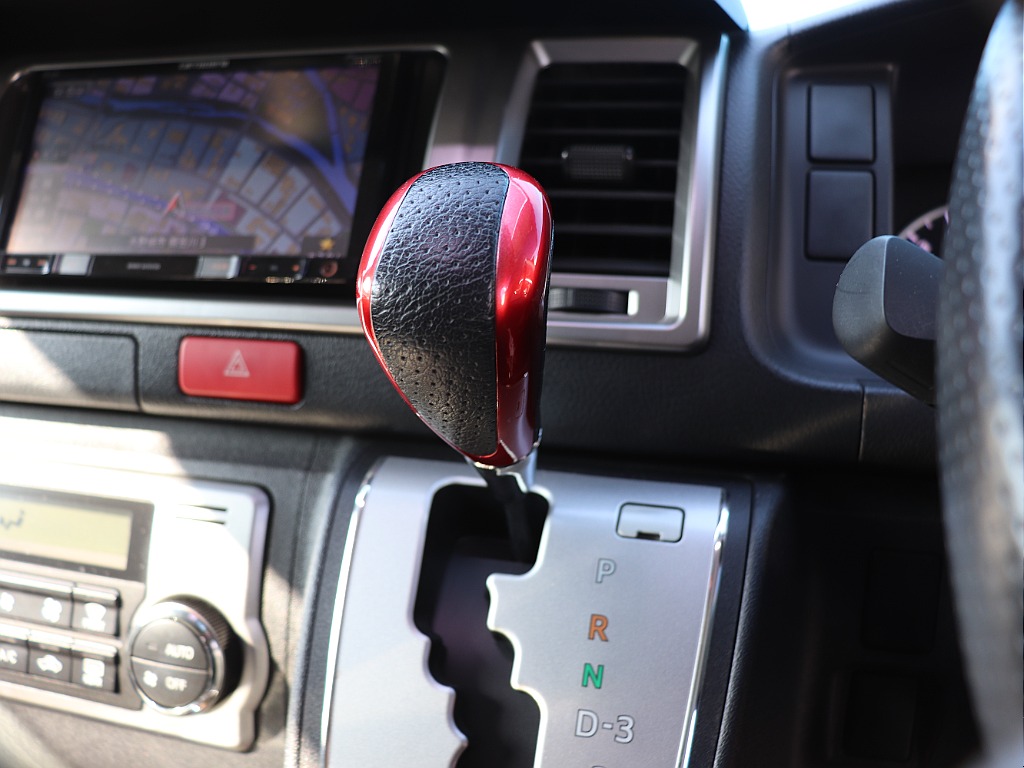 シフトノブにも赤の配色でアクセントに♪