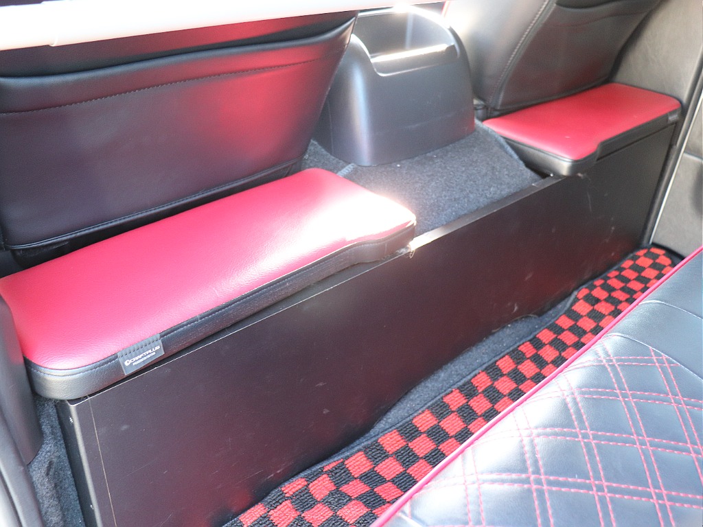 エンジンフードカバーにも赤の配色でより統一感がアップされます！