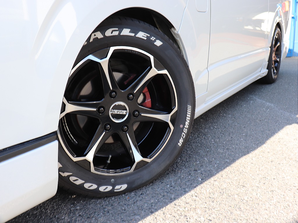 足元は、essesxEJ17インチAW×ナスカーホワイトレタータイヤをインストール！