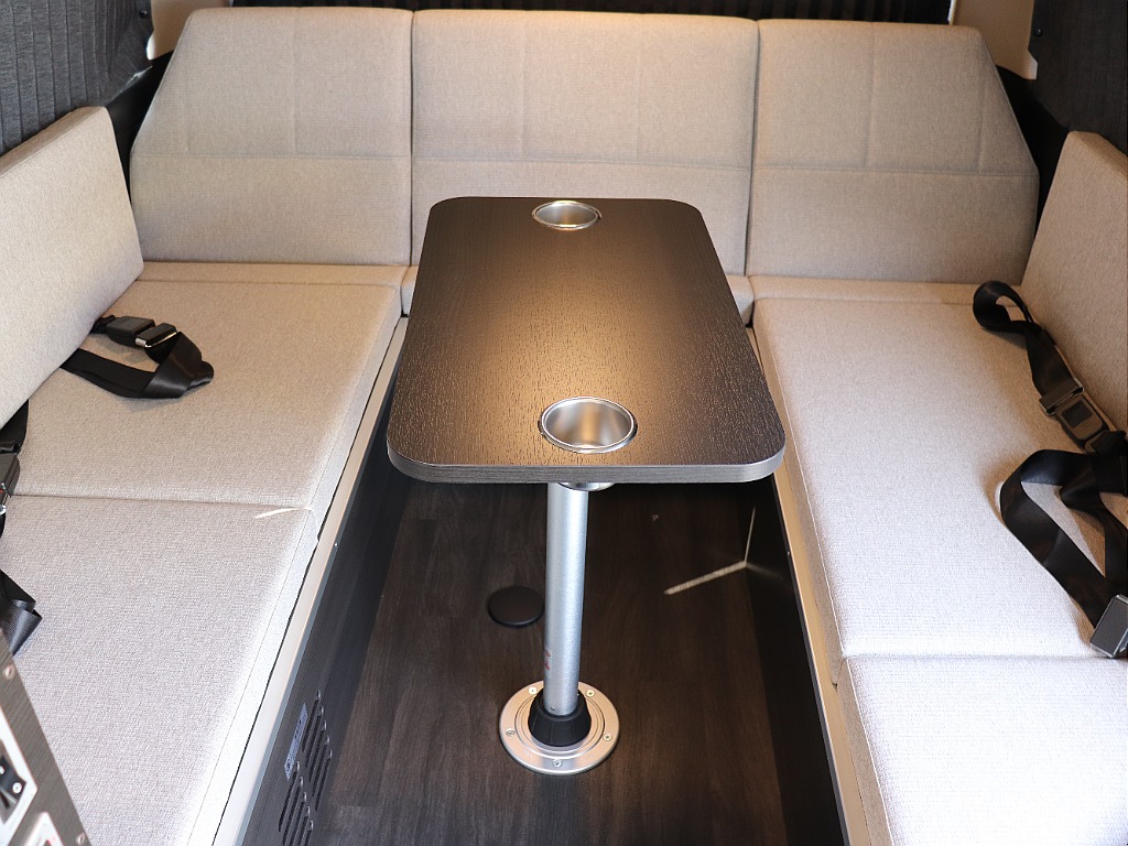 ハイエースの事なら専門店のフレックス福岡店へ！　現金を減らしにくいローン購入や、経費が使える法人様にぴったりのリースなどハイエースライフを始めるお手伝いをいたします！