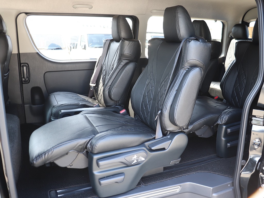 前席ダイヤキルトシートカバー装着で、統一感ある車内に♪