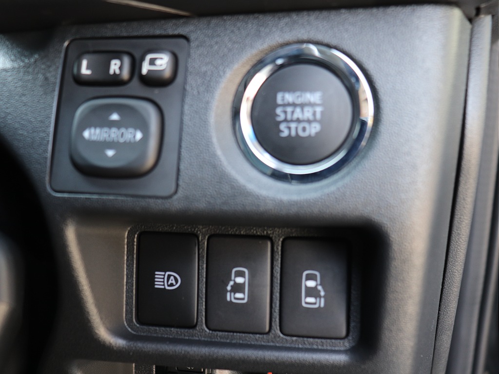 運転席で後部のドアを開けることも可能です！