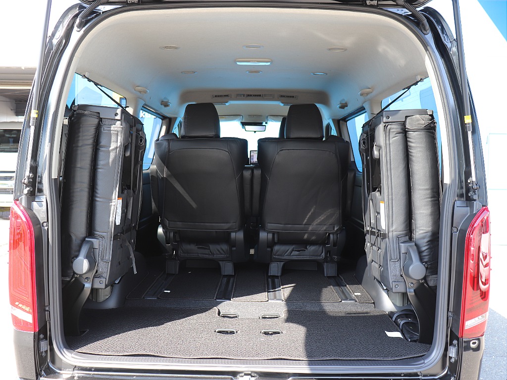 跳ね上げることで広々荷物スペースを確保！