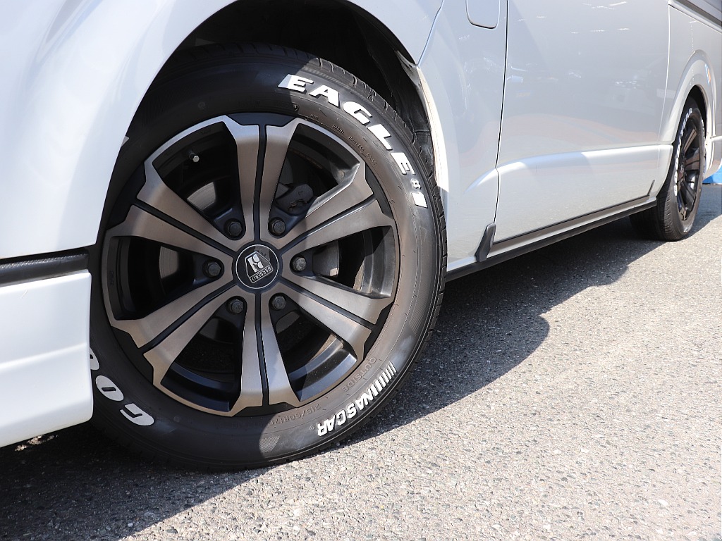 足回りには、バルベロアーバングランデ17インチAW、ナスカーホワイトレタータイヤをインストール