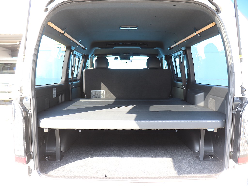 後部にはベッドキット設置で車中泊にも対応可能！