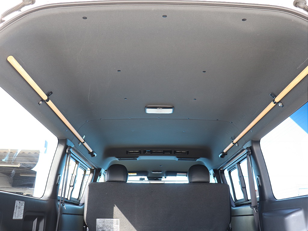 天井には、サイドバーが設置されているのでハンガーをかけてり、収納力アップ↑↑