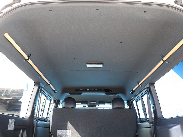 天井には、サイドバーが設置されているのでハンガーをかけてり、収納力アップ↑↑