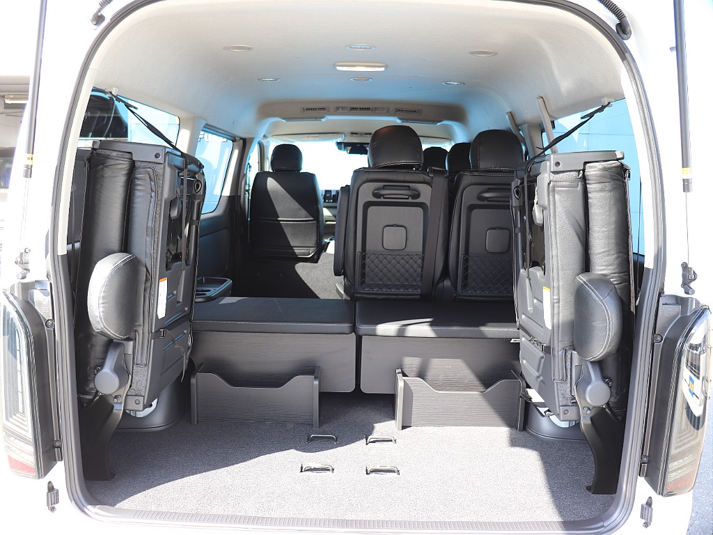 最後部シートを跳ね上げる事によってより広いスペースを確保できます♪