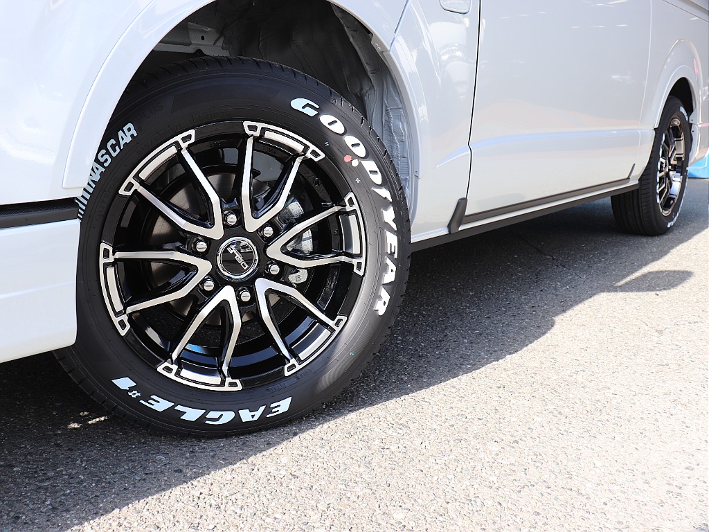 足元にインパクトとスタイリッシュさをプラスし、街乗りからアウトドアまで幅広くマッチ！