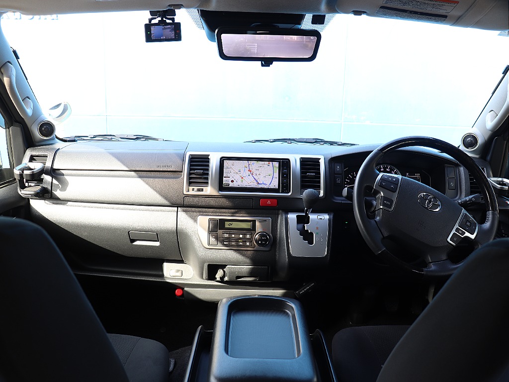 トヨタ ハイエースバン(2枚目)