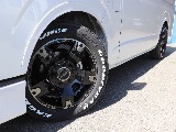 Delf03 17インチアルミホイール」に、王道の「グッドイヤー・ナスカー ホワイトレタータイヤ」を装着し、アメリカンでスポーティーな印象を際立たせています。