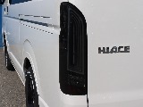 リアビューを引き締めるのは、最新の「NEO TRACE LEDテール（スモーク）」。点灯時の鮮やかなラインが、夜間でも圧倒的な存在感を放ちます。
